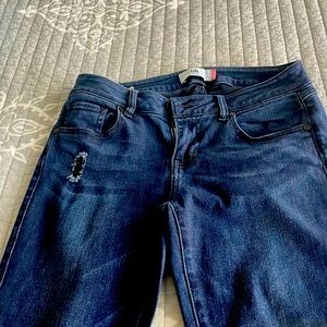 Euc CABI 4 Distressed Dark Wash Skinny Jeans lightly worn